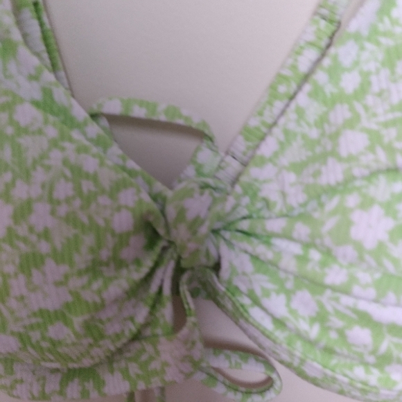 Xhilaration 90s Aesthetic Green and White Floral Print Tie Back Bikini Top - Picture 5 of 10
